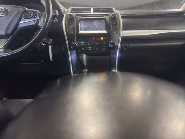 2017 Super White Toyota Camry SE FWD Sedan