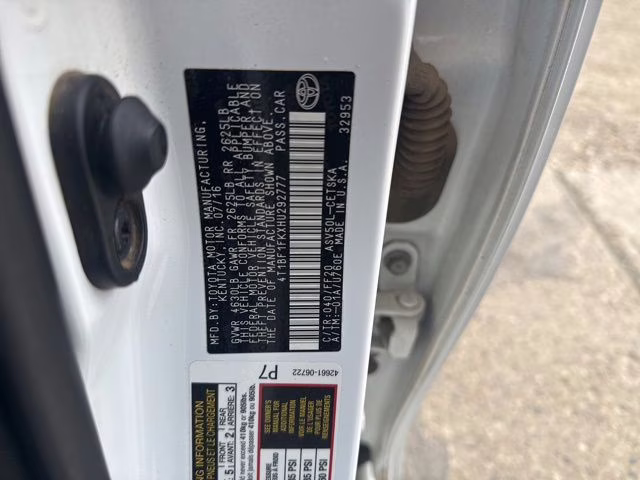 2017 Super White Toyota Camry SE FWD Sedan