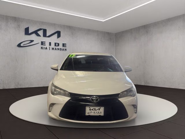 2017 Super White Toyota Camry SE FWD Sedan
