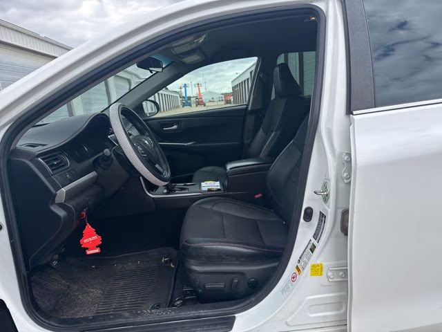 2017 Super White Toyota Camry SE FWD Sedan
