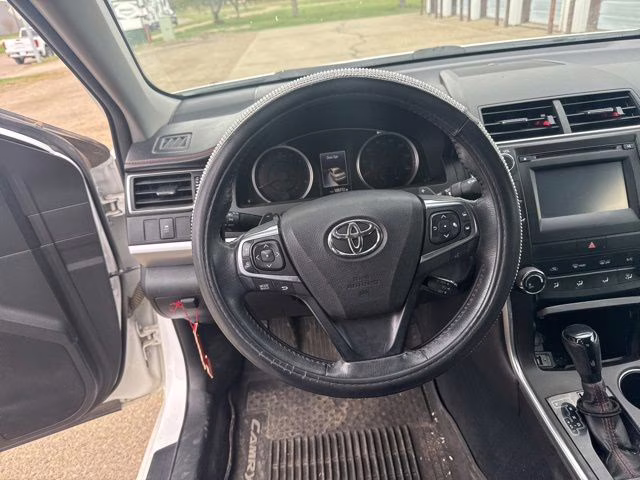 2017 Super White Toyota Camry SE FWD Sedan