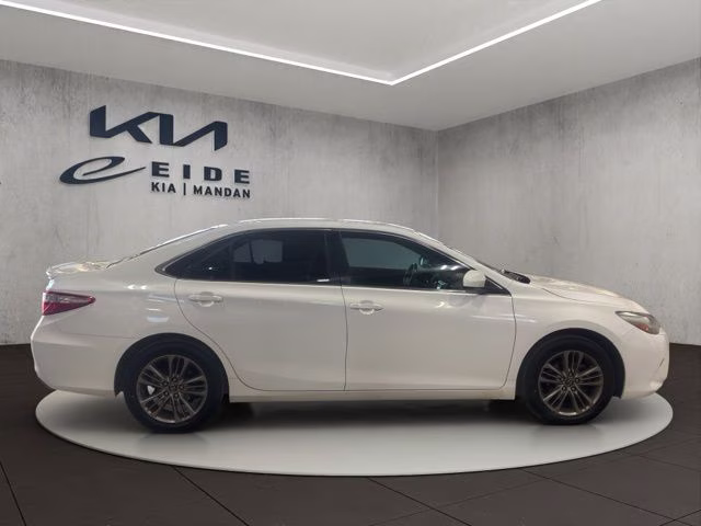 2017 Super White Toyota Camry SE FWD Sedan