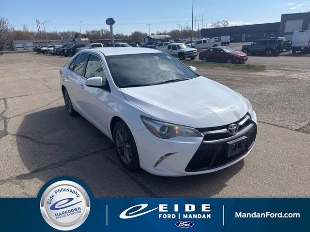 2017 White Toyota Camry SE FWD Sedan