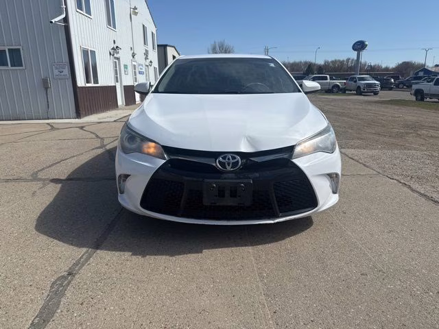 2017 White Toyota Camry SE FWD Sedan