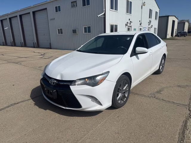 2017 White Toyota Camry SE FWD Sedan