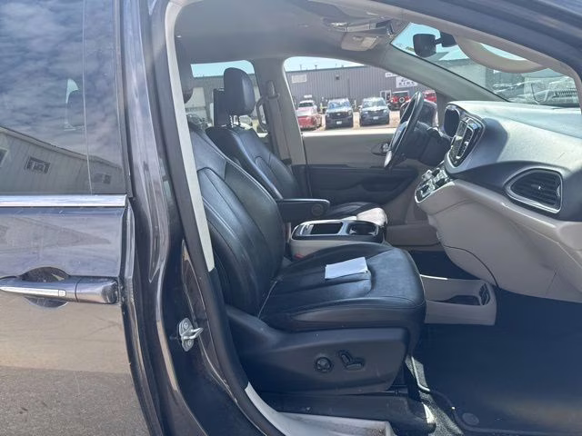 2020 Granite Crystal Metallic Clearcoat Chrysler Pacifica Touring L Plus FWD Van