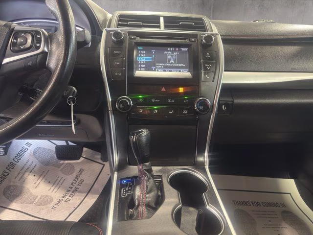 2017 Super White Toyota Camry SE FWD Sedan