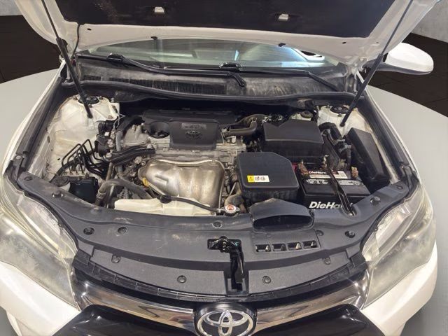 2017 Super White Toyota Camry SE FWD Sedan