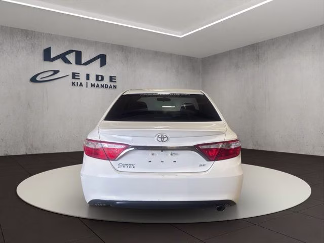 2017 Super White Toyota Camry SE FWD Sedan