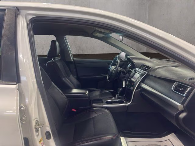 2017 Super White Toyota Camry SE FWD Sedan