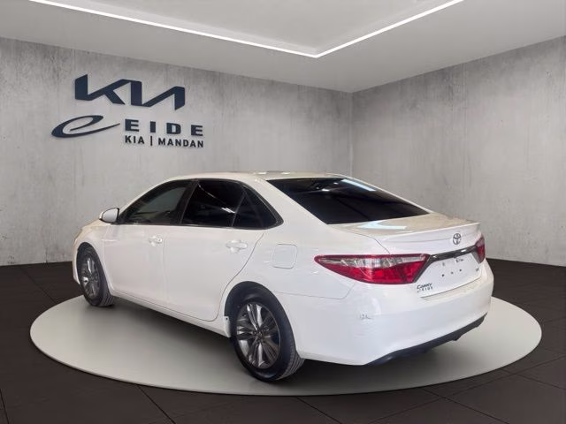 2017 Super White Toyota Camry SE FWD Sedan