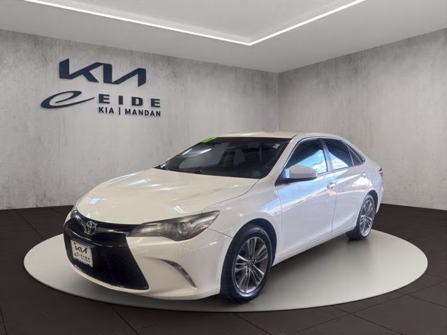 2017 Super White Toyota Camry SE FWD Sedan
