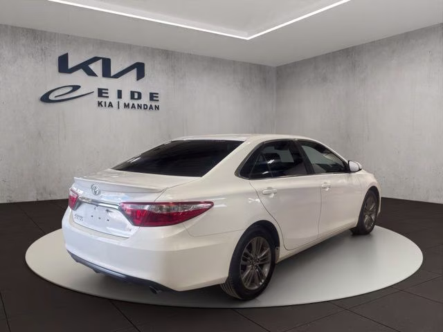 2017 Super White Toyota Camry SE FWD Sedan