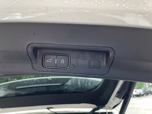 2020 White Metallic Ford Explorer Limited 4X4 SUV