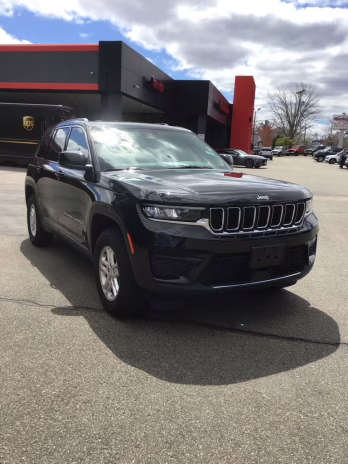 2022 Diamond Black Crystal Pearlcoat Jeep Grand Cherokee Laredo 4X4 SUV