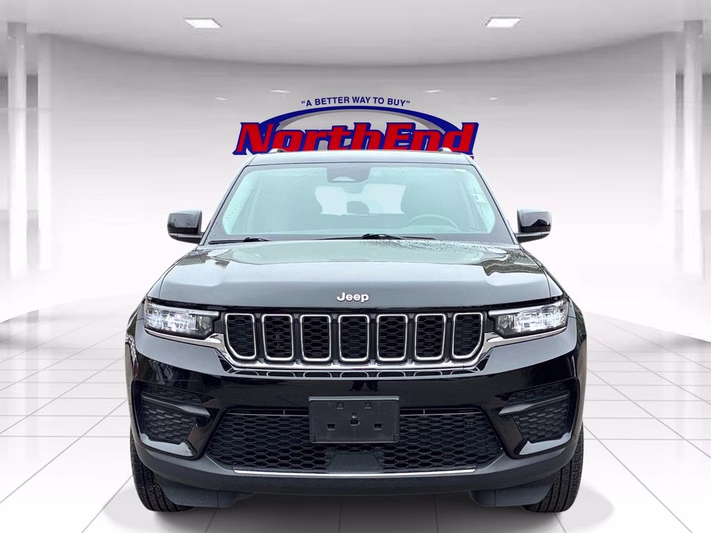 2022 Diamond Black Crystal Pearlcoat Jeep Grand Cherokee Laredo 4X4 SUV