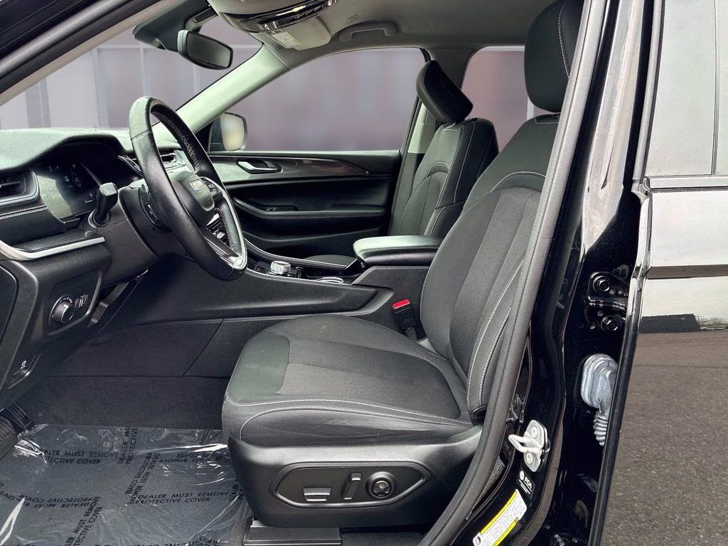 2022 Diamond Black Crystal Pearlcoat Jeep Grand Cherokee Laredo 4X4 SUV