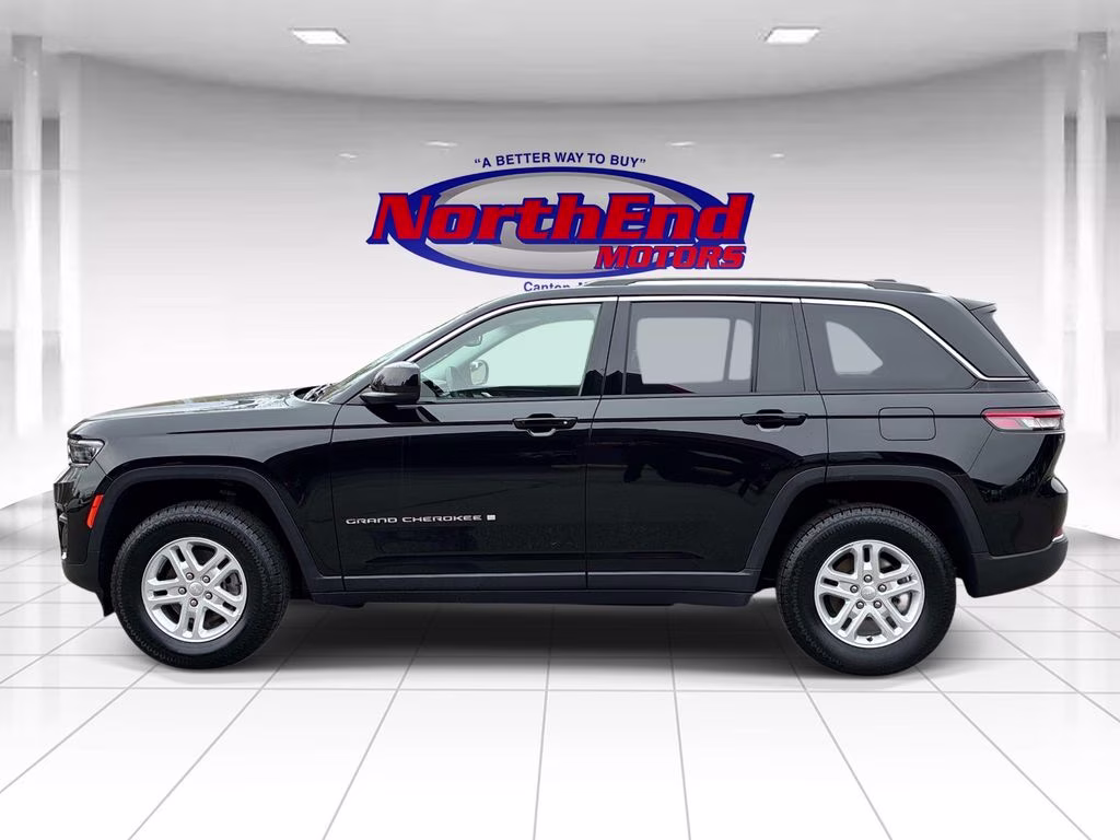 2022 Diamond Black Crystal Pearlcoat Jeep Grand Cherokee Laredo 4X4 SUV
