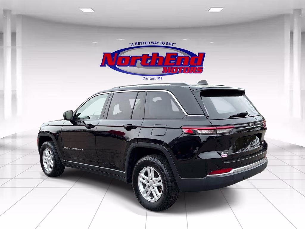 2022 Diamond Black Crystal Pearlcoat Jeep Grand Cherokee Laredo 4X4 SUV