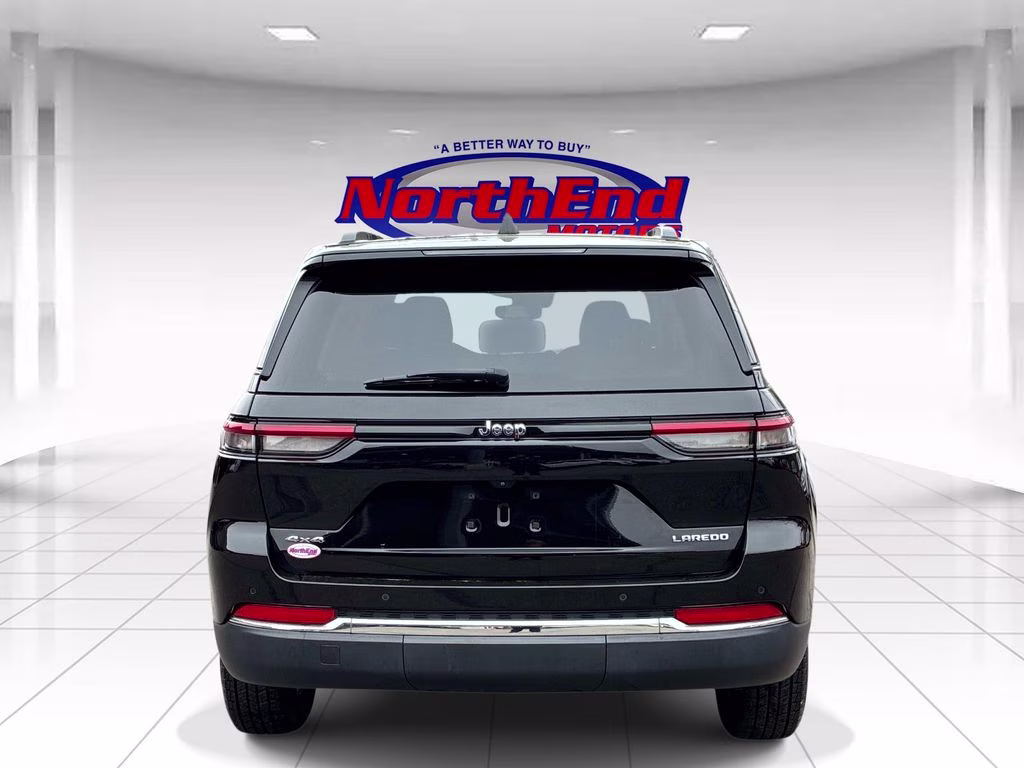 2022 Diamond Black Crystal Pearlcoat Jeep Grand Cherokee Laredo 4X4 SUV