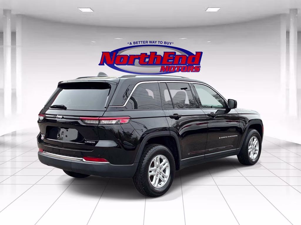 2022 Diamond Black Crystal Pearlcoat Jeep Grand Cherokee Laredo 4X4 SUV