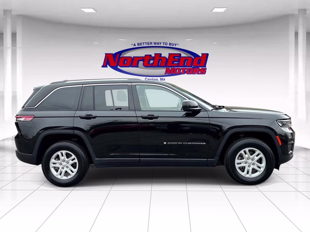 2022 Diamond Black Crystal Pearlcoat Jeep Grand Cherokee Laredo 4X4 SUV