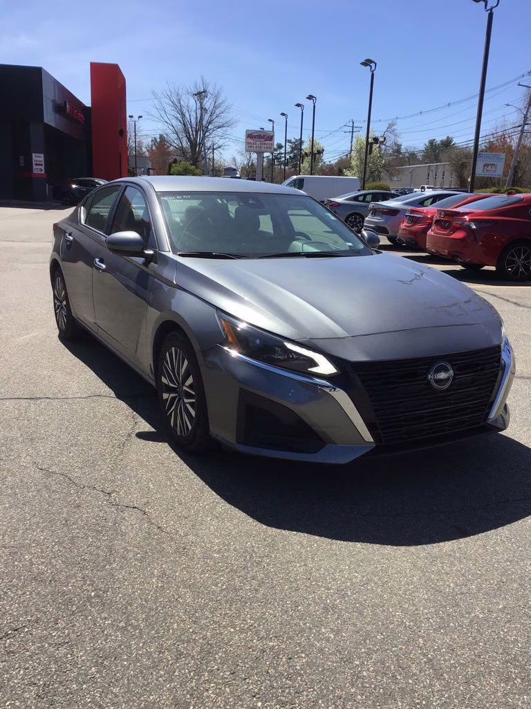 2023 Gun Metallic Nissan Altima 2.5 SV FWD Sedan