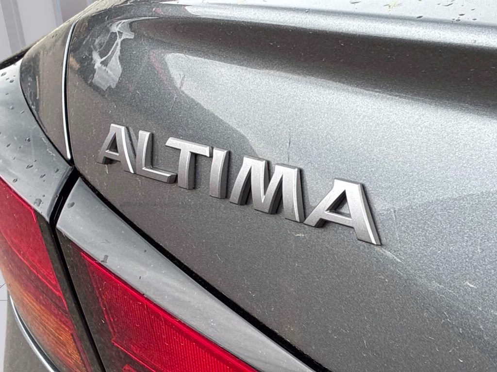 2023 Gun Metallic Nissan Altima 2.5 SV FWD Sedan