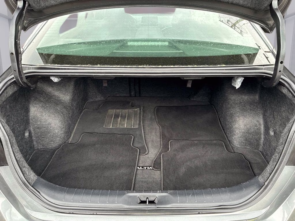 2023 Gun Metallic Nissan Altima 2.5 SV FWD Sedan