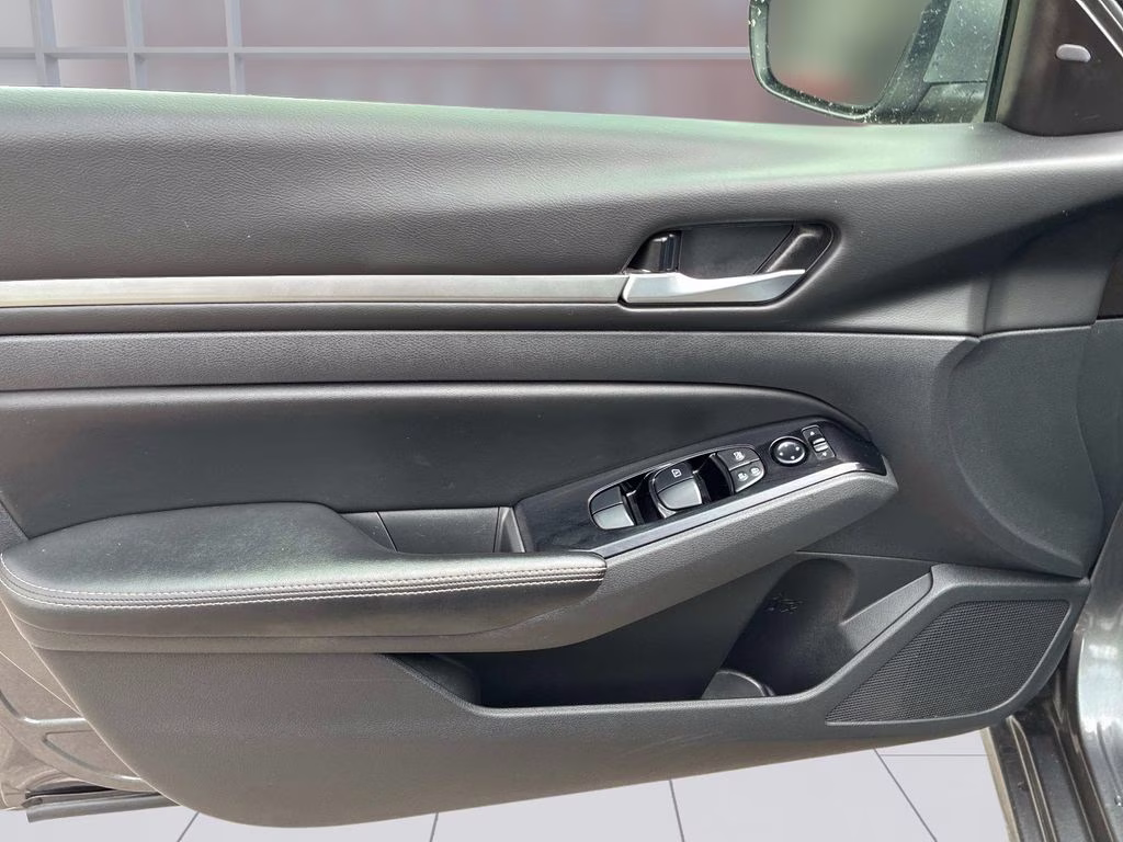 2023 Gun Metallic Nissan Altima 2.5 SV FWD Sedan
