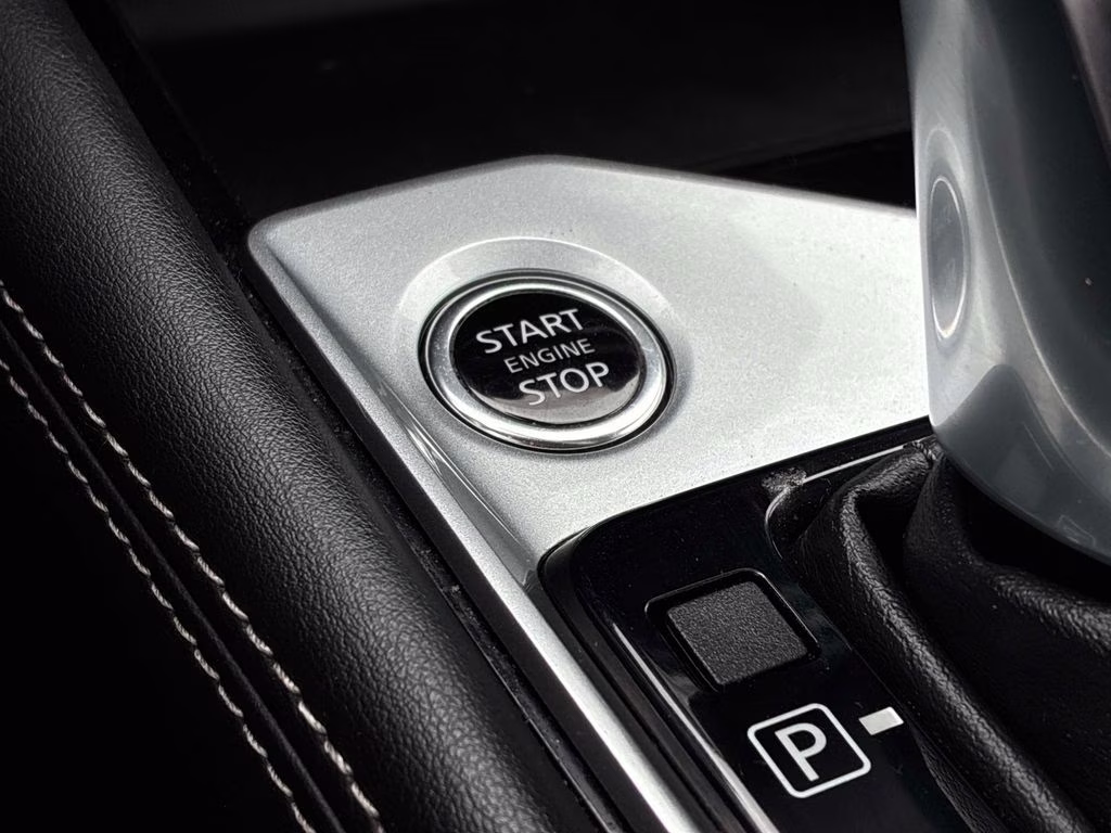 2023 Gun Metallic Nissan Altima 2.5 SV FWD Sedan