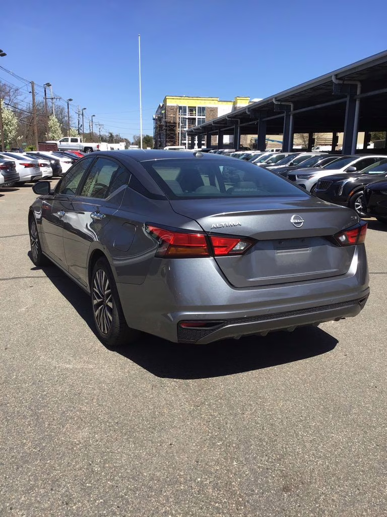 2023 Gun Metallic Nissan Altima 2.5 SV FWD Sedan