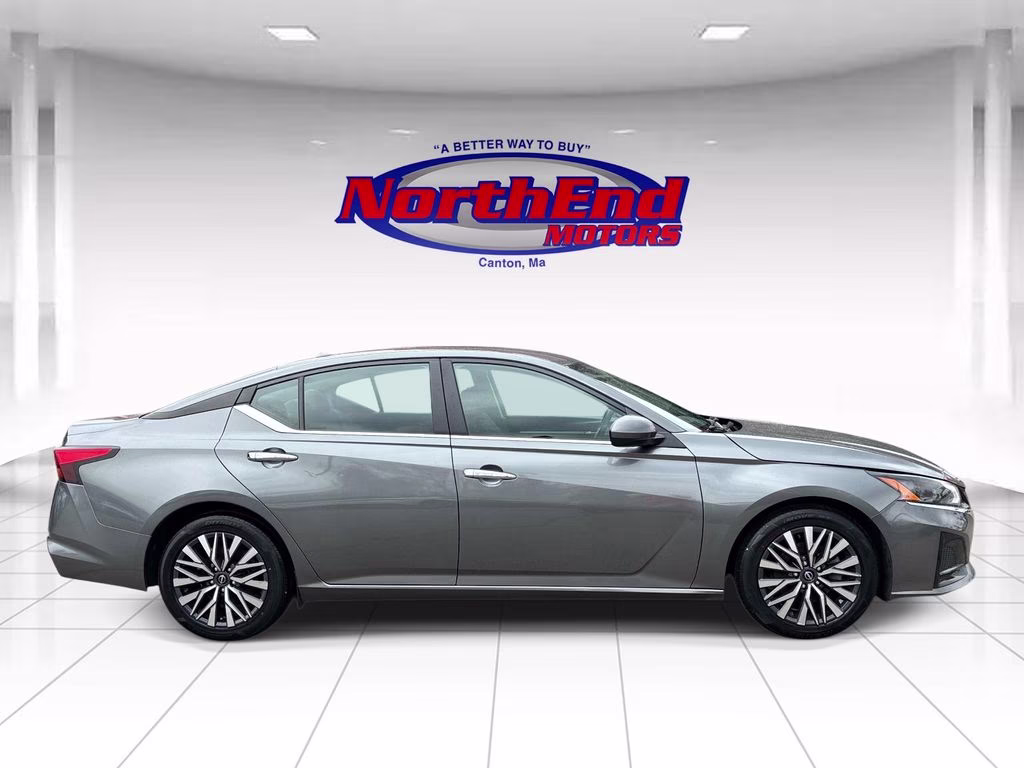 2023 Gun Metallic Nissan Altima 2.5 SV FWD Sedan