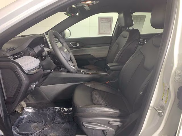 2024 Bright White Clearcoat Jeep Compass Latitude 4X4 SUV