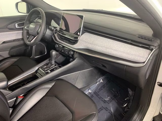 2024 Bright White Clearcoat Jeep Compass Latitude 4X4 SUV