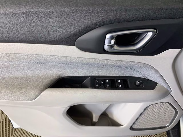 2024 Bright White Clearcoat Jeep Compass Latitude 4X4 SUV