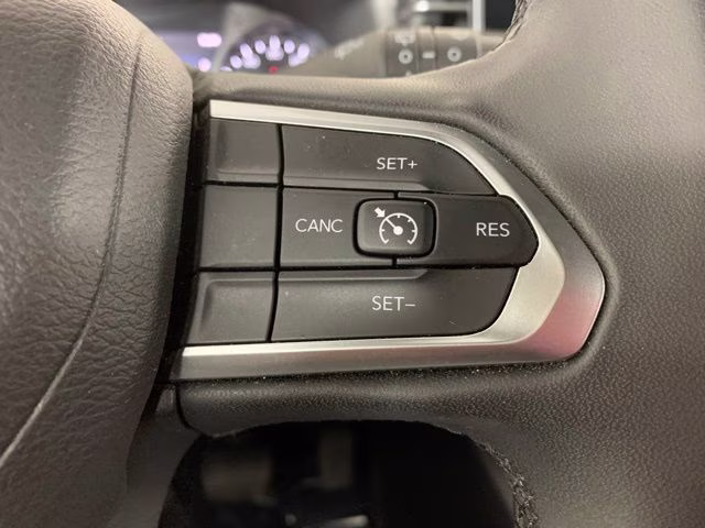 2024 Silver Zynith Metallic Clearcoat Jeep Compass Latitude 4X4 SUV