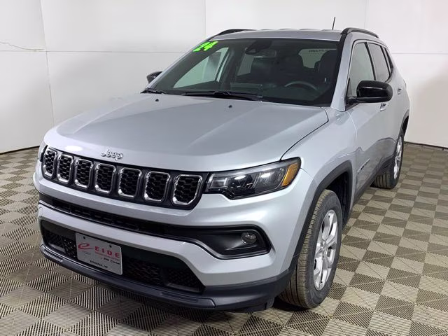 2024 Silver Zynith Metallic Clearcoat Jeep Compass Latitude 4X4 SUV
