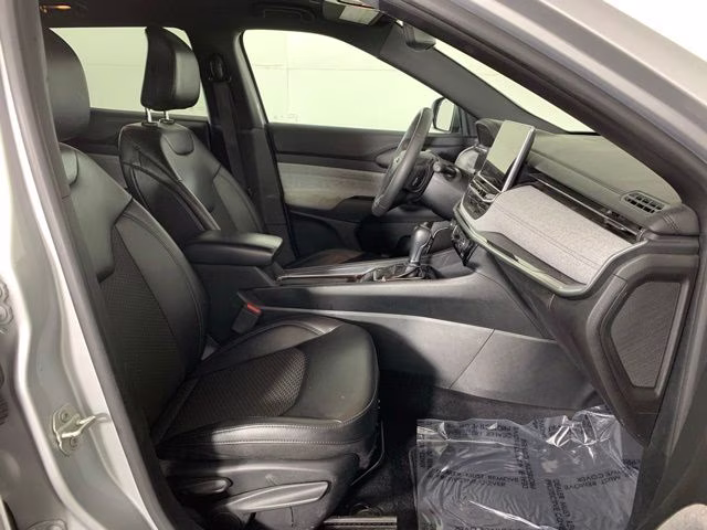 2024 Silver Zynith Metallic Clearcoat Jeep Compass Latitude 4X4 SUV
