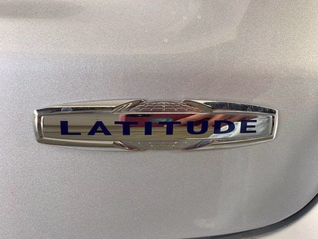 2024 Silver Zynith Metallic Clearcoat Jeep Compass Latitude 4X4 SUV