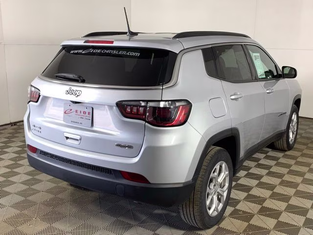 2024 Silver Zynith Metallic Clearcoat Jeep Compass Latitude 4X4 SUV