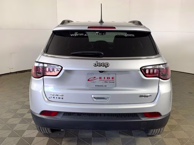 2024 Silver Zynith Metallic Clearcoat Jeep Compass Latitude 4X4 SUV