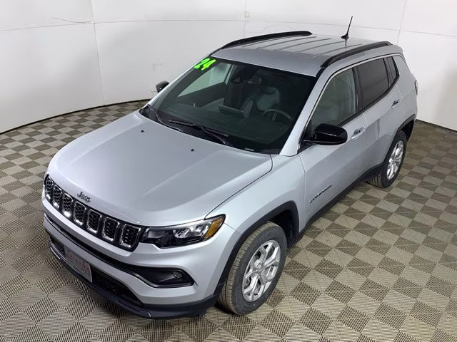 2024 Silver Zynith Metallic Clearcoat Jeep Compass Latitude 4X4 SUV
