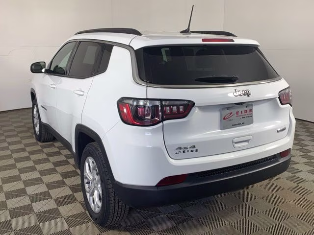 2024 Bright White Clearcoat Jeep Compass Latitude 4X4 SUV