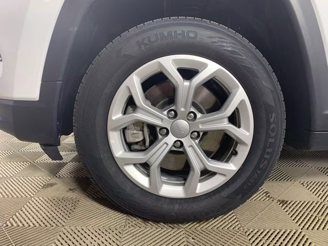 2024 Bright White Clearcoat Jeep Compass Latitude 4X4 SUV
