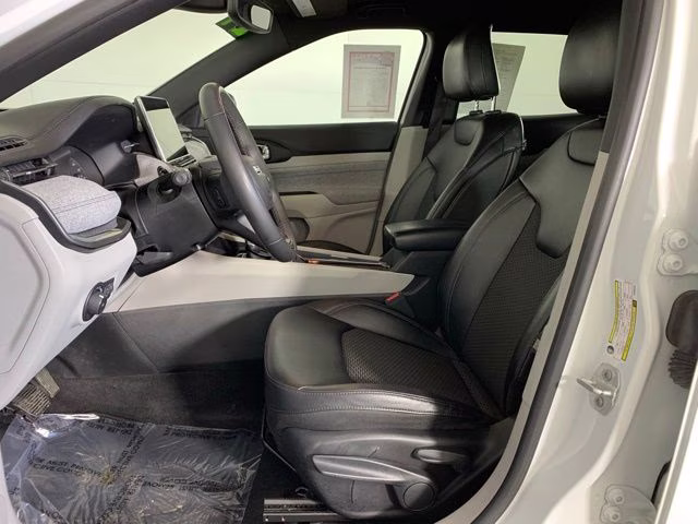 2024 Bright White Clearcoat Jeep Compass Latitude 4X4 SUV