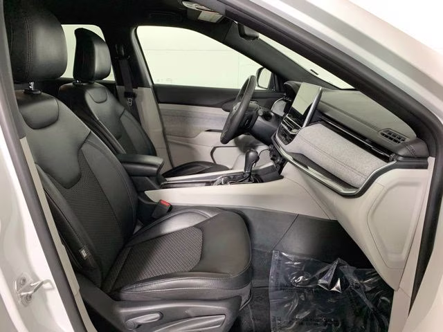 2024 Bright White Clearcoat Jeep Compass Latitude 4X4 SUV