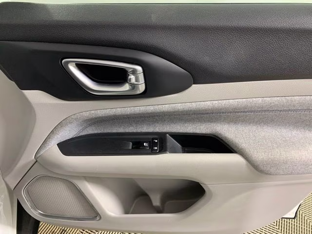 2024 Bright White Clearcoat Jeep Compass Latitude 4X4 SUV