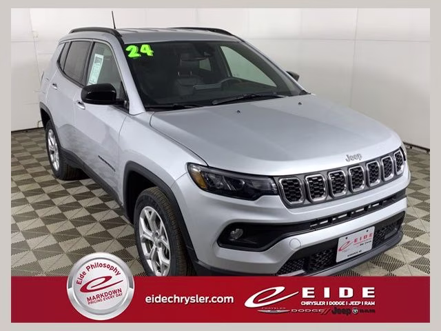 2024 Silver Zynith Metallic Clearcoat Jeep Compass Latitude 4X4 SUV