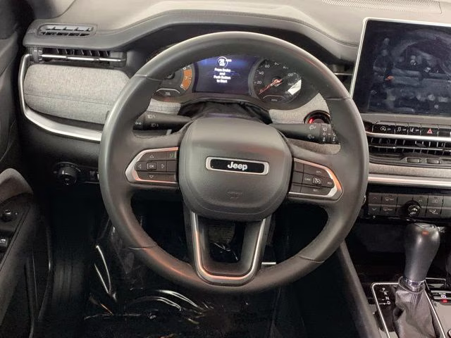 2024 Silver Zynith Metallic Clearcoat Jeep Compass Latitude 4X4 SUV